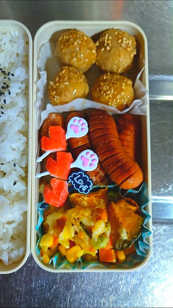 旦那弁当　2021/4/15

肉団子甘酢あんかけ
ウインナーのガリバタ焼き
カニカマ
かぼちゃとベジのマヨチーズ焼き|ユキヨメ♪さん