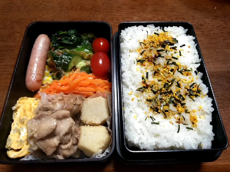 Snapdishの料理写真:娘のお弁当
*ご飯（のりたま）
*ウインナー
*ほうれん草のおひたし
*きゅうりの梅和え
*にんじんしりしり
*雑魚いり卵焼き
*鶏肉と里芋の煮物|秀美«シュウビ»さん