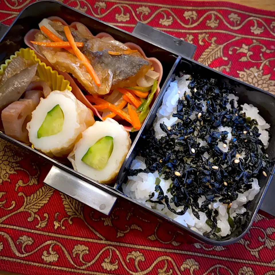 鯵の南蛮漬けと、蓮根と牛蒡のきんぴらと、胡瓜竹輪と、紫蘇入りわかめご飯弁当|もえさん
