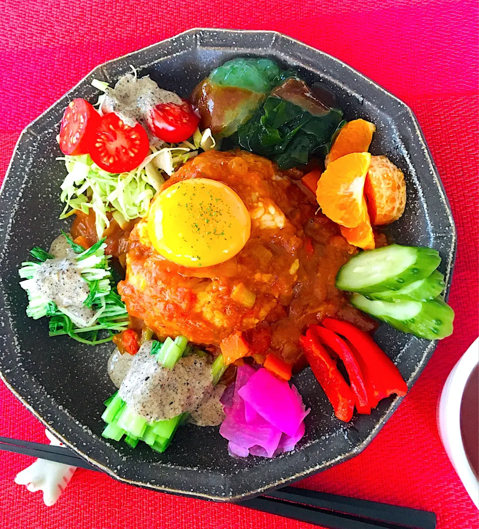 Snapdishの料理写真:朝カレー^_^💪😋トッピングはキャベツトマトサラダ🥗ワカメと刺身コンニャク酢味噌、手で皮がむけるオレンジ🍊胡瓜🥒パプリカ糠漬け、大根さくら漬🌸小松菜🥬胡麻ドレッシング、水菜胡麻ドレッシング😋スパイスチキンカレー黄身乗せ🍛|HAMI69さん