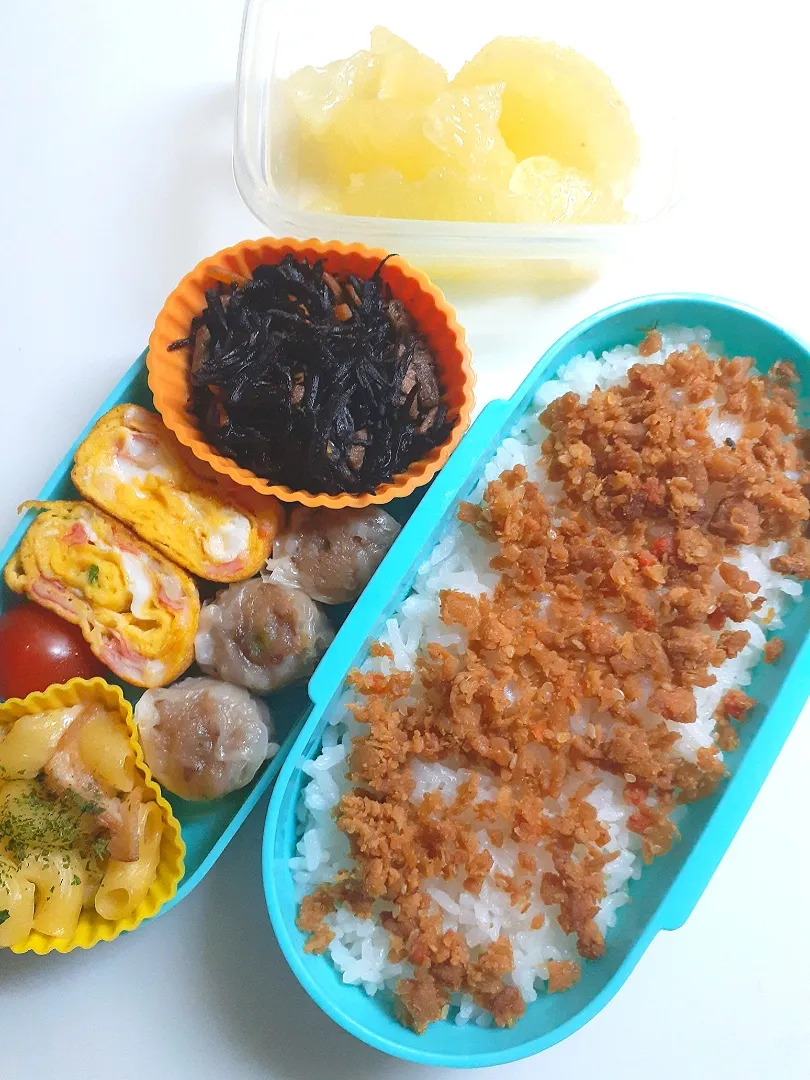 ☆中学生弁当☆鶏そぼろ、ひじき煮物、ｶﾆｶﾏ葱卵焼き、焼売、グラタン、蜂蜜G.F|ｼｮｺﾗさん