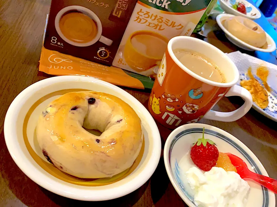 くるみ＆ブルーベリーのベーグル🥯　苺ヨーグルト🍓　りんご蜂蜜🍯　濃厚ビターカフェラテ☕️|ch＊K*∀o(^^*)♪さん