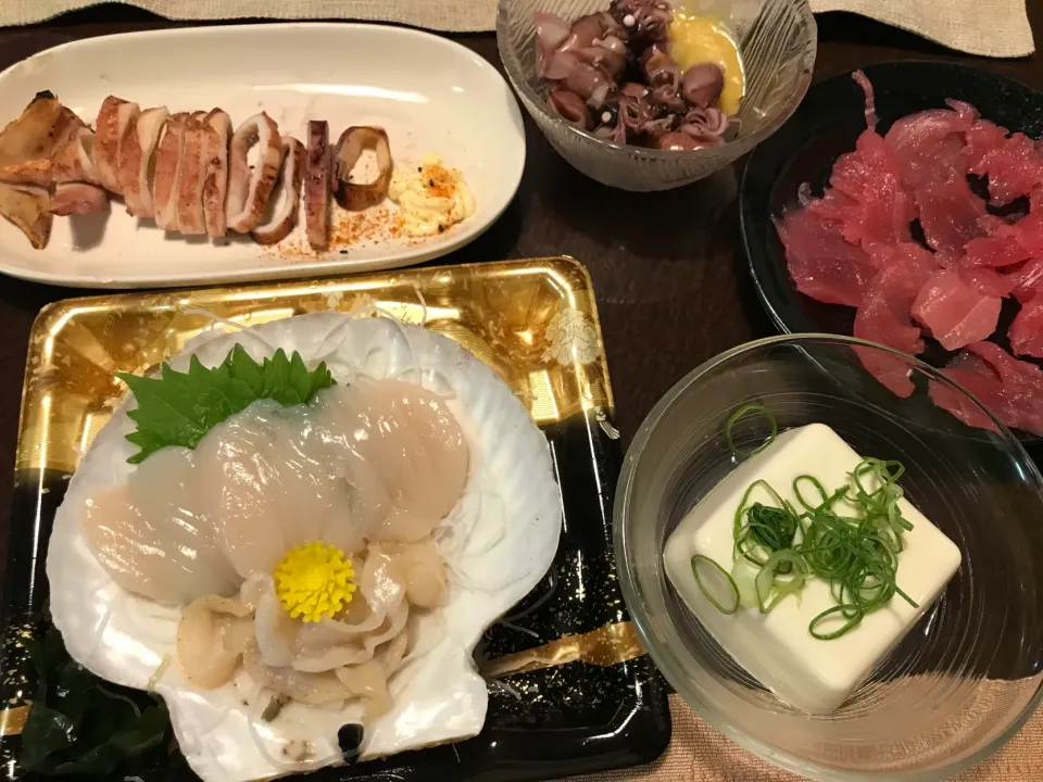 Snapdishの料理写真:焼きイカ、ホタルイカの酢味噌、ホタテ、マグロのお刺身、奴|純さん