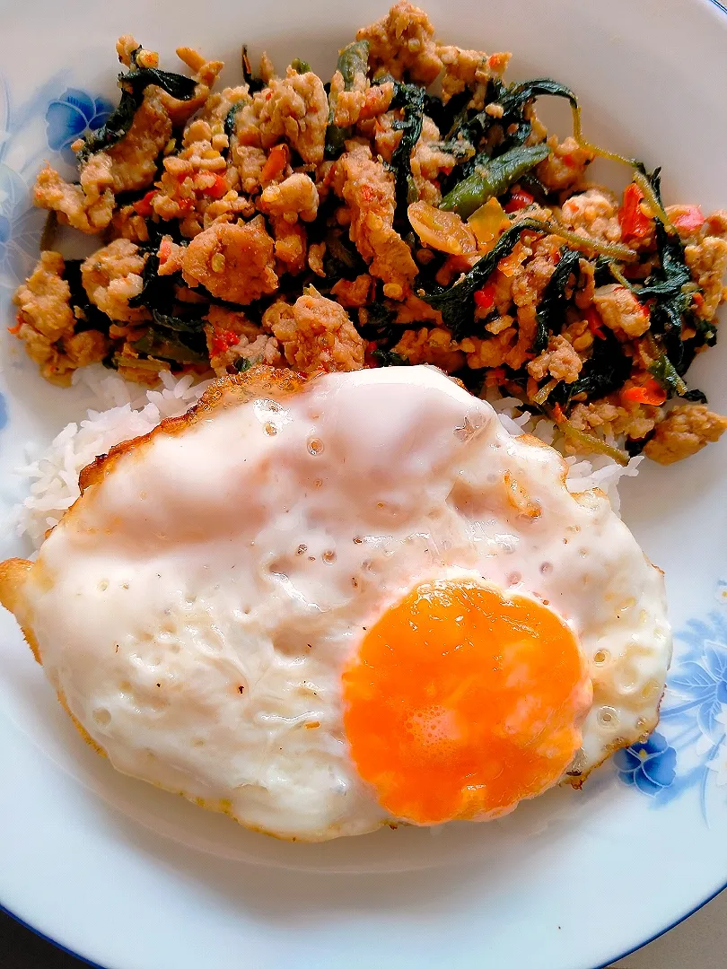 Basil chicken stir fry with rice & egg😋
#simplytasty😉|BBさん