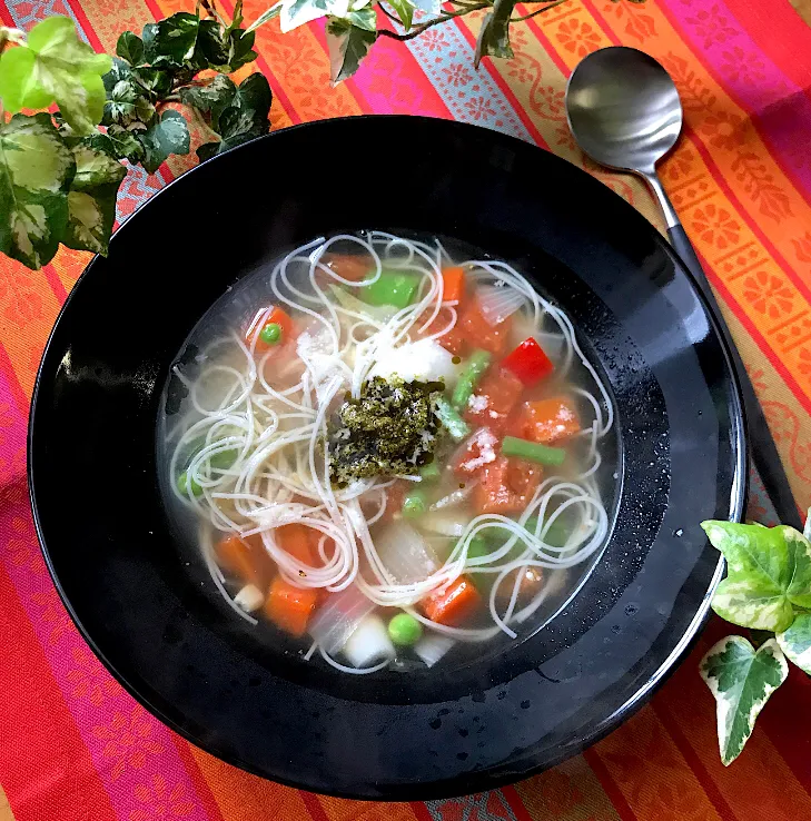 🇫🇷残り物リメイクごはん🥄プロポ（鶏のポトフ）の残りスープにバーミセリではなく三輪素麺でスープピストゥ🇫🇷🥄バジルペーストをたっぷり加えながら頂きま〜す😋|Hollyさん