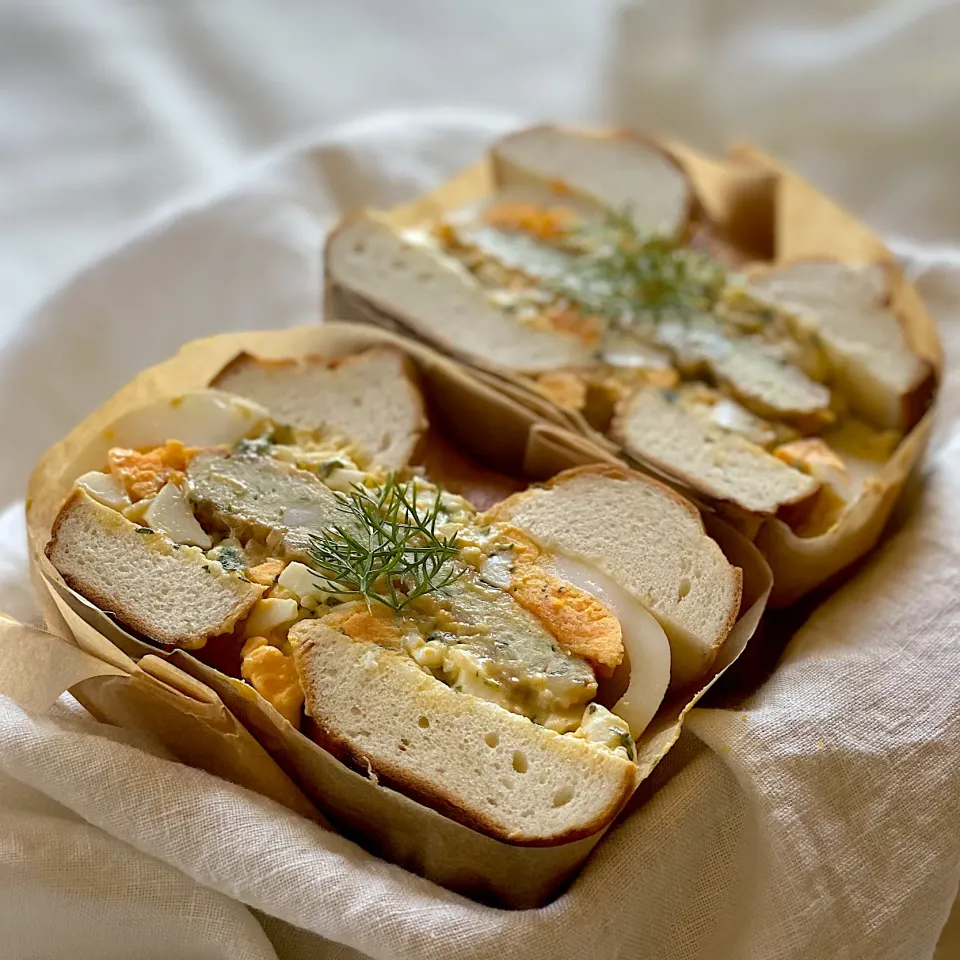 お久しぶりの🤗ベーグルde悪魔の😈わんぱくサンド😆🥯😆 ①. 鷄つくねの照り焼きと大葉の卵サラダの和風デビルサンド|ゆきぽん@ゆきの家飲み料理さん