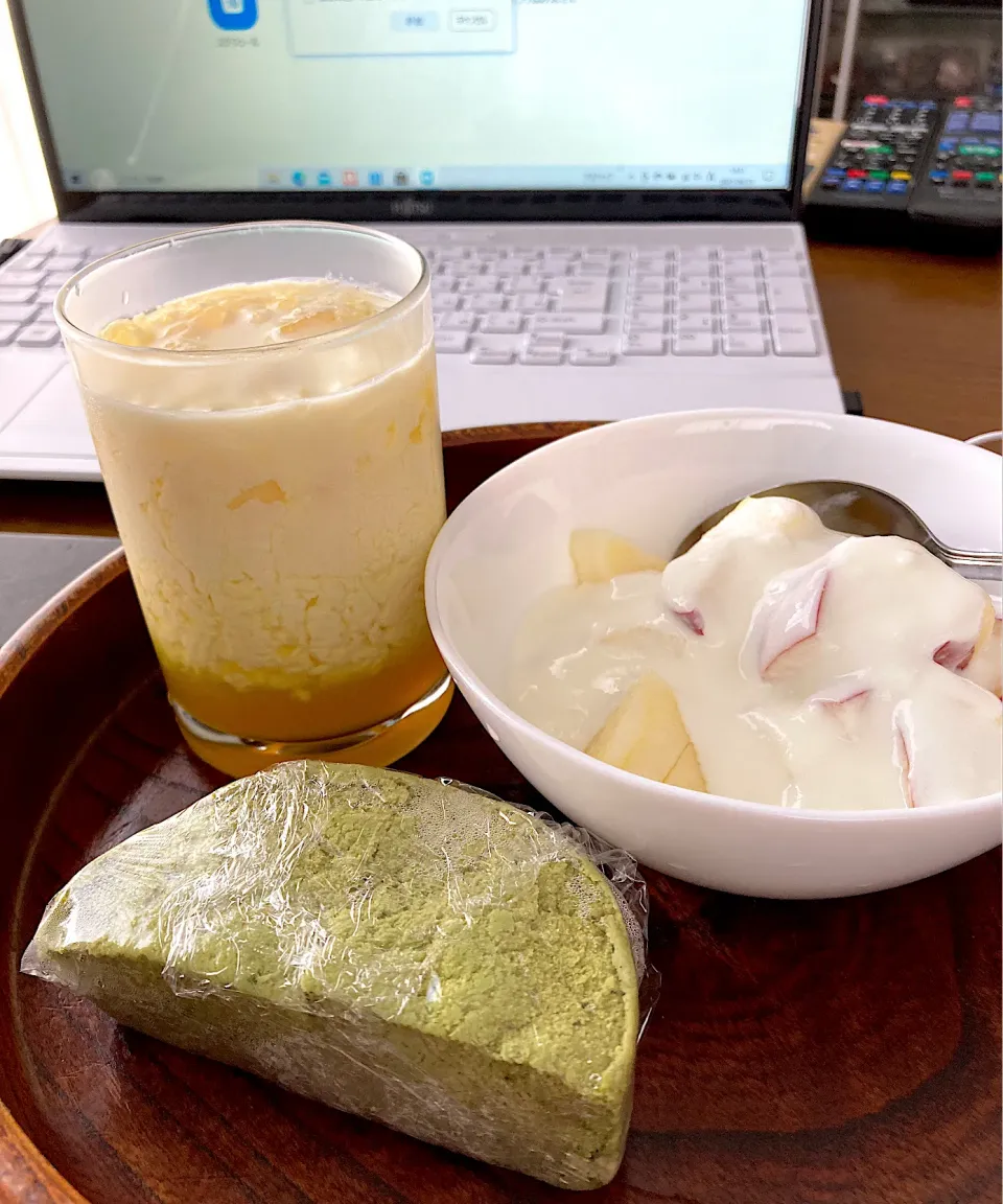 Snapdishの料理写真:りんごヨーグルト・抹茶おから蒸しパン|akkoさん