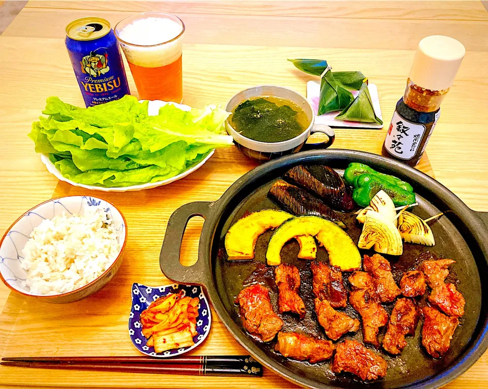 今日の夕食　焼肉　キムチ　ワカメスープ　麩饅頭|ふわ猫はなちゃんさん