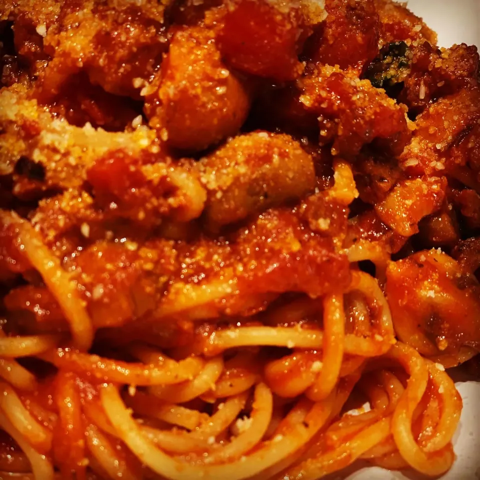 Spaghetti in a Rich Tomato Basil Chorizo, Mushroom, diced spicy pork sausage Sauce #chefemanuel #pasta #spaghetti #ilovecooking  #fresh|Emanuel Hayashiさん