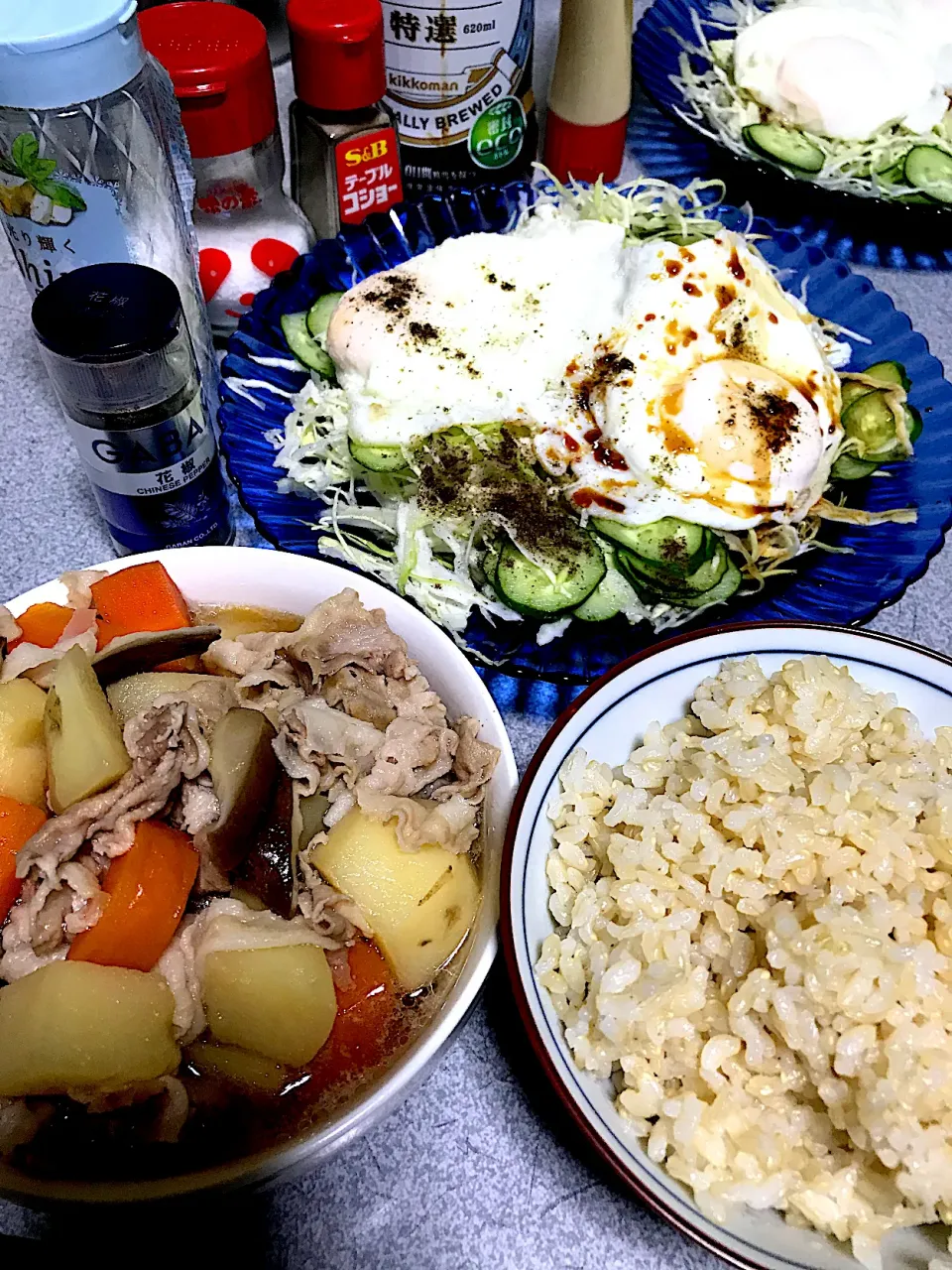 片方は塩花椒で片方は醤油花椒で #夕飯  ロウカット玄米、椎茸肉じゃが、きゅうりキャベツサラダ、目玉焼き(ターンオーバーじゃないやつ)|ms903さん