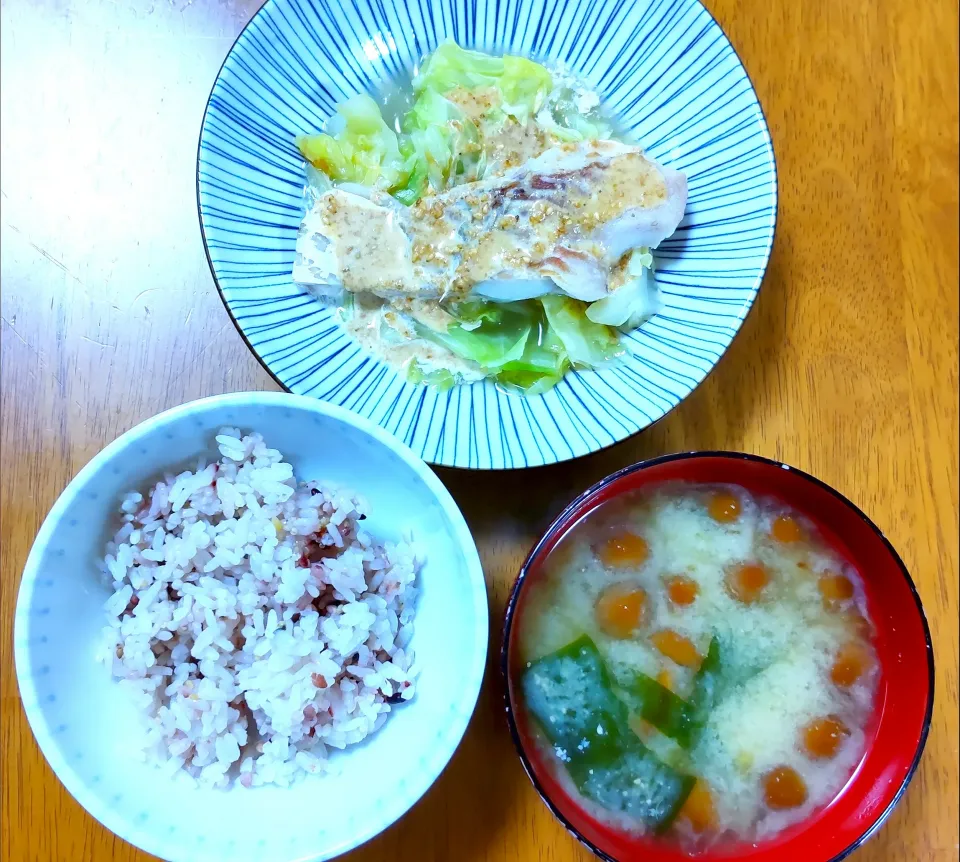 ３月２３日　鱈とキャベツの蒸し物　なめことわかめのお味噌汁|いもこ。さん