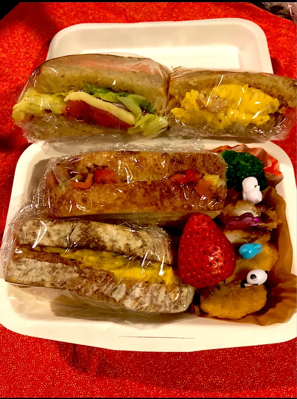 Snapdishの料理写真:カンパーニュサンド弁当🌭スモークサーモンマリネサラダサンド𝑎𝑛𝑑ウィンナースクランブルエッグサンド♥️|💍ごはん🍚さん