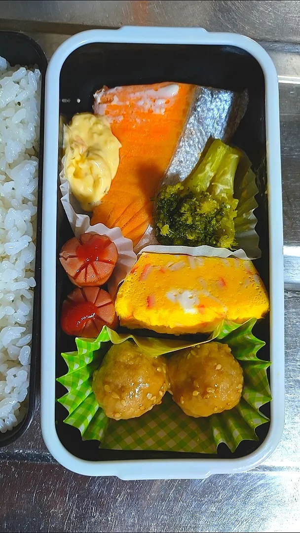 旦那弁当　2021/4/16

サケのタルタルソース+ブロッコリー
カニカマオムレツ
ウインナー
肉団子の甘酢あんかけ|ユキヨメ♪さん