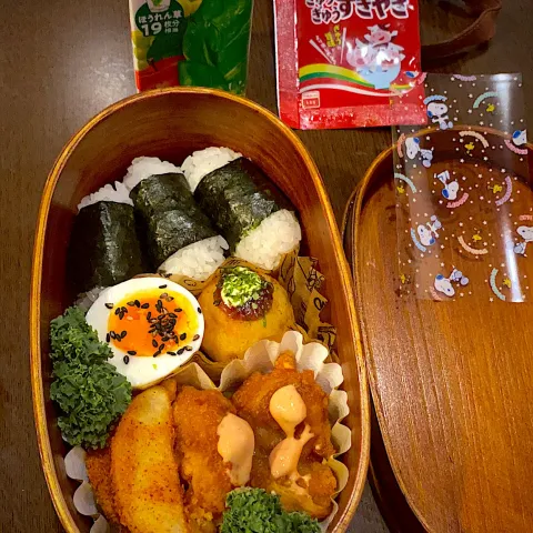 「ケール」を使ってみたSnapdishの料理・レシピ写真:お弁当🍱　おむすび🍙　ぎゅうぎゅうすき焼きふりかけ　タコ焼き　ソースマヨ青海苔　半熟卵　胡麻塩　フレンチフライ　チリガーリックシーズニング　フライドチキン　オーロラ辛ソース　ケール🥬　野菜ジュース