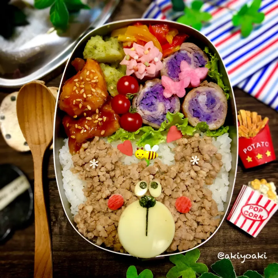 Snapdishの料理写真:クマちゃんそぼろ弁当|Akiyoෆ¨̮⑅さん