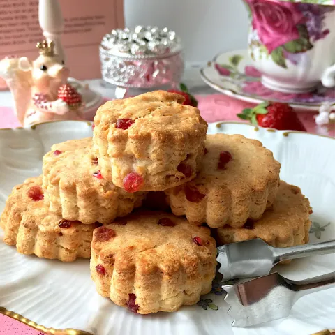 「きび砂糖」を使ってみたSnapdishの料理・レシピ写真:【糀甘酒入り】いちご酵母液で🍓粒ジャムのスコーン作ってみました(∩´∀`∩)💕