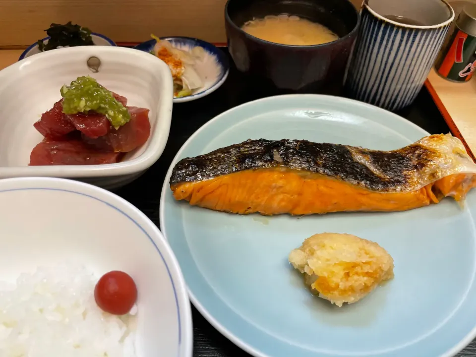 Snapdishの料理写真:銀鮭と漬け鮪の定食|流線形さん