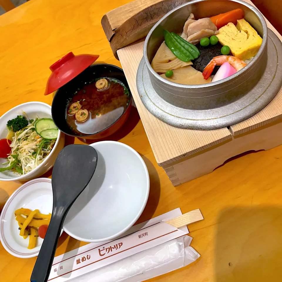 Snapdishの料理写真:Aランチ（ごもく釜めし）|T. Wonderさん