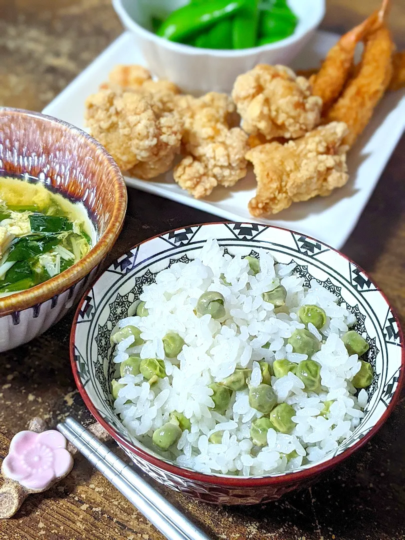 豆ご飯🍚

えんどう豆（ツタンカーメン）の豆ご飯🍚
甘くて美味しい〜💚😋

その他のおかず
🌿鶏唐揚げ
🌿海老フライ
🌿スナップえんどう
🌿たまごスープ|くぅちゃんさん