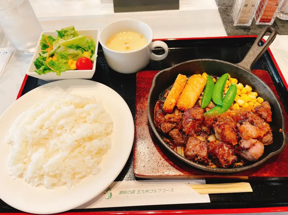 ゴルフ場でのランチ　サイコロステーキランチ|コージ💫さん