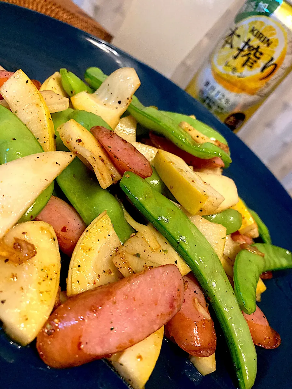 筍とさとうざやとウインナーのニンニク炒め🧄😋🍻💕✨|アイさん