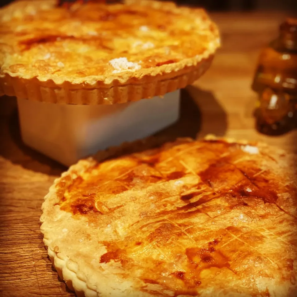 Homemade Apple & Cinnamon pie in short crust pastry cooked with Japanese Honey Apples 
#pie #apple #homebaking #chefemanuel 
#ilovecooking|Emanuel Hayashiさん