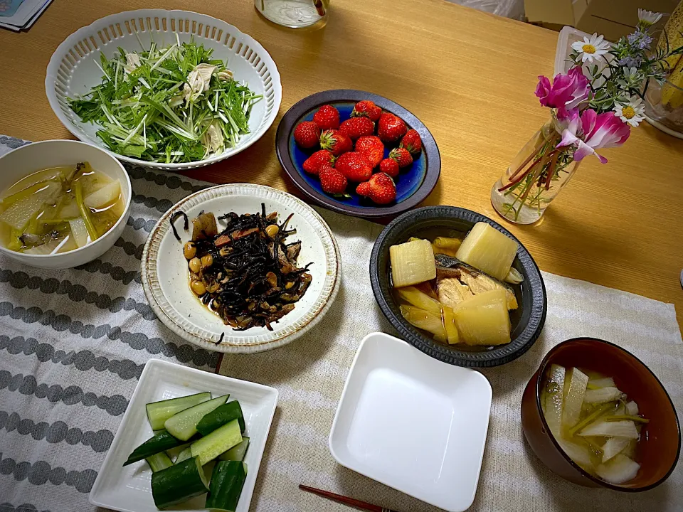 Snapdishの料理写真:水菜と鶏肉のオリーブオイルサラダ、五目ひじき、水きゅうり、ぶり大根、ラディッシュの茎と大根と牛蒡のみそ汁🍓お買い得なのに美味しい農園の紅ほっぺ苺|1614さん