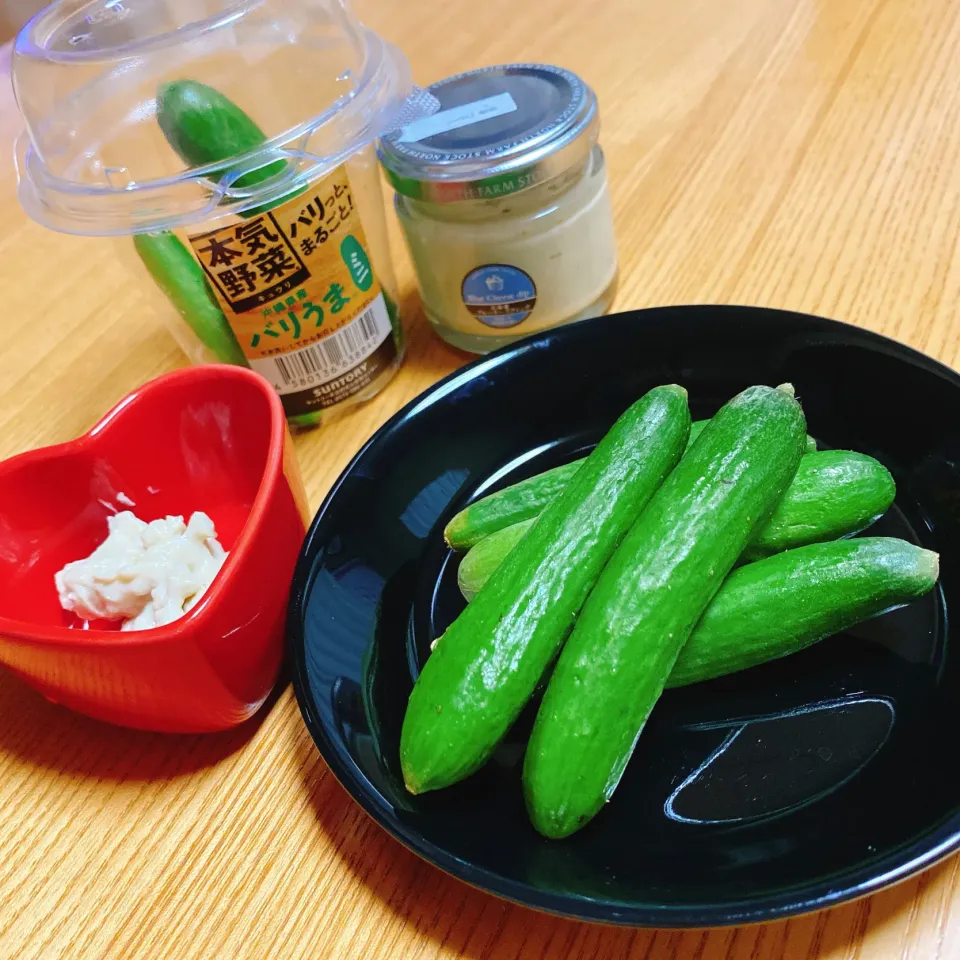 サントリーの本気野菜「バリうまミニ」ミニキュウリにチーズディップを添えて🥒|naoさん