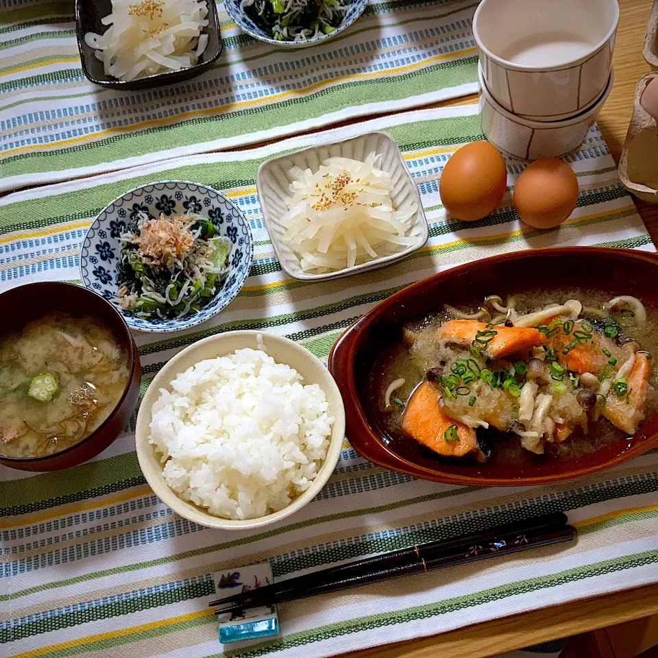 鮭としめじのみぞれ煮、大根の出汁酢漬け、小松菜としらすのお浸し、味噌汁(かにかま、オクラ、もずく)、TKG|ツインうさぎさん