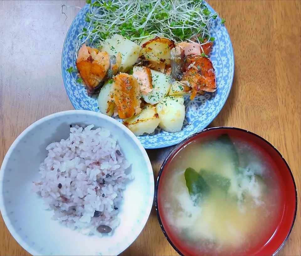 Snapdishの料理写真:３月２６日　鮭とじゃがいもの塩バター　サラダ　わかめのお味噌汁|いもこ。さん