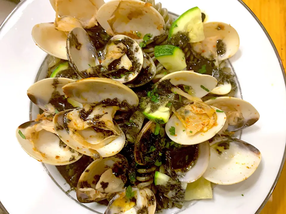 Squid ink pasta with clams|Rjさん