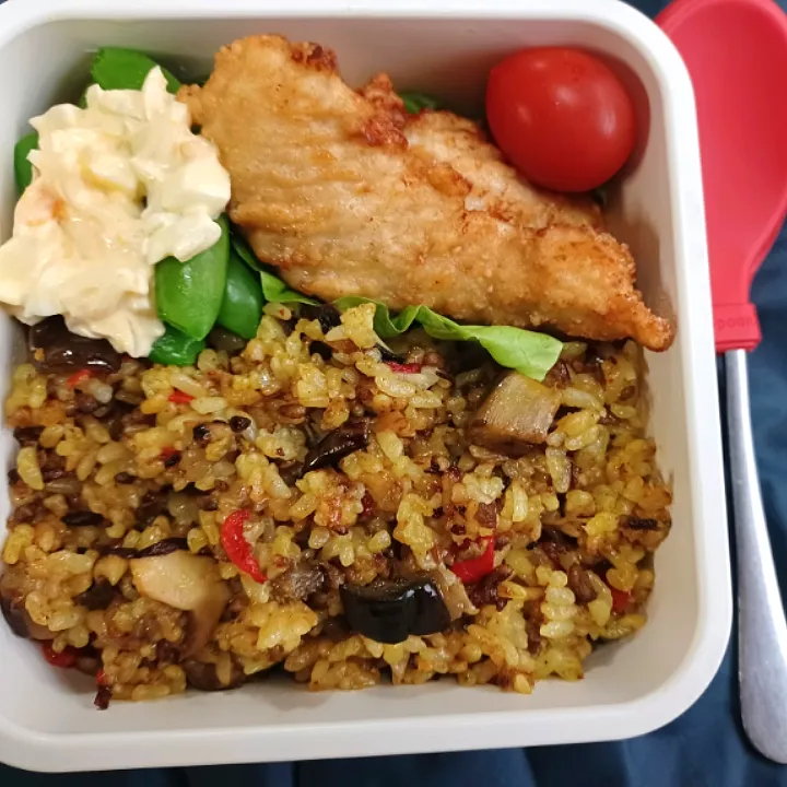 Snapdishの料理写真:カレー炒飯弁当|ぱいんてーるさん