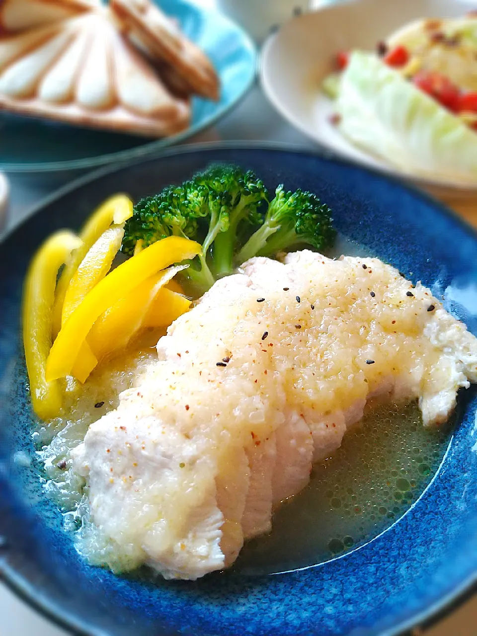 レンジで蒸し鶏の七味オニオンソース|まめころさん