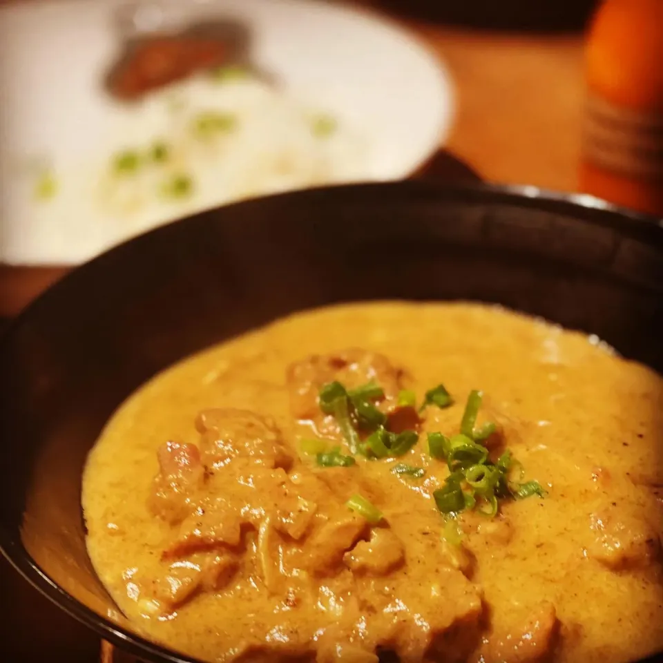 Spicy Chicken Butter Curry cooked in 🥥 Milk  with Boiled Japanese Rice 🍚 and homemade Pickles #chickenbuttercurry  #curry #chicken #ilovecooking #spicy #homem|Emanuel Hayashiさん