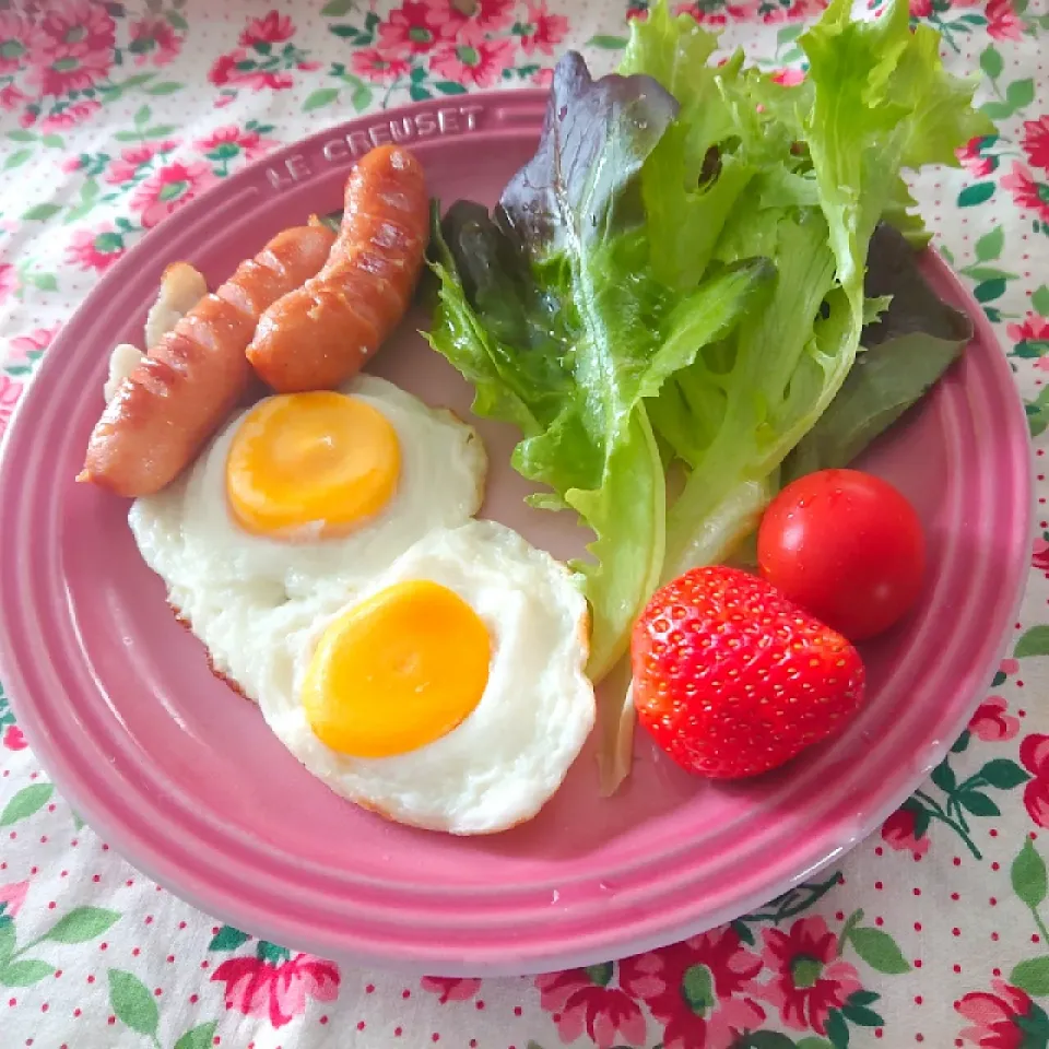 Snapdishの料理写真:冷凍卵の目玉焼きプレート✨|cocco+さん