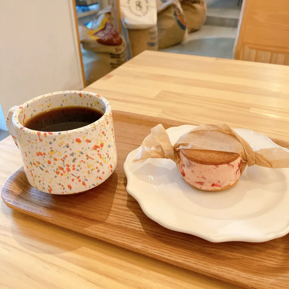 いちごのバターサンドとコーヒー🍓☕️|ちゃみこさん