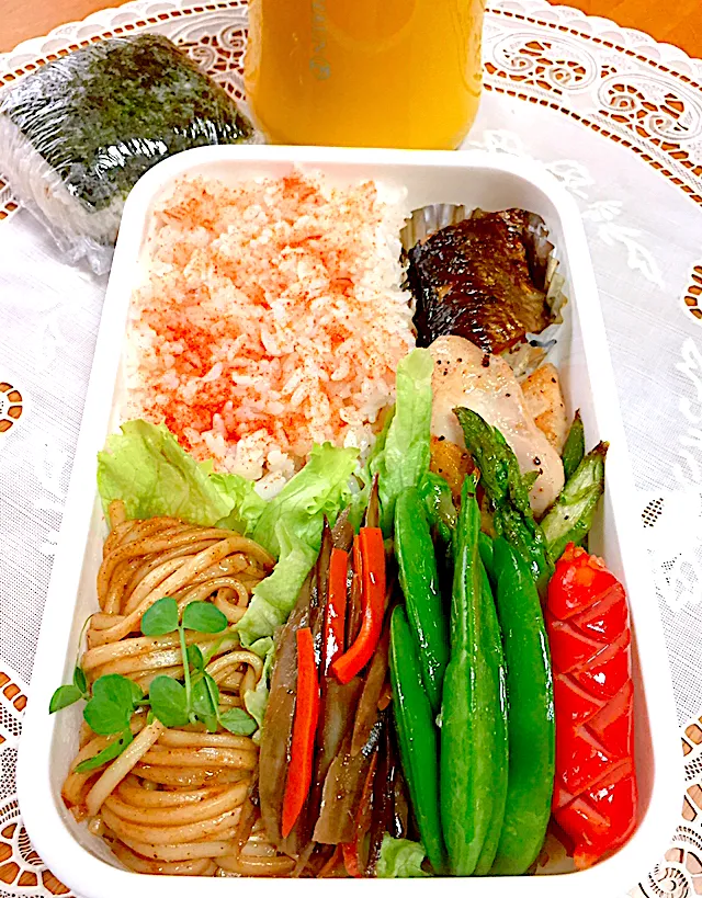 旦那へのお弁当 
∗あかりふりかけごはん
∗糠にしん焼き
∗鶏もも焼き
∗アスパラのバター炒め
∗赤ウインナー
∗スナップエンドウのバター炒め
∗ぬか漬けごぼうのきんぴら
∗カレー味の焼うどん
∗おにぎり味噌汁付き|akopeko ◡̈⋆さん