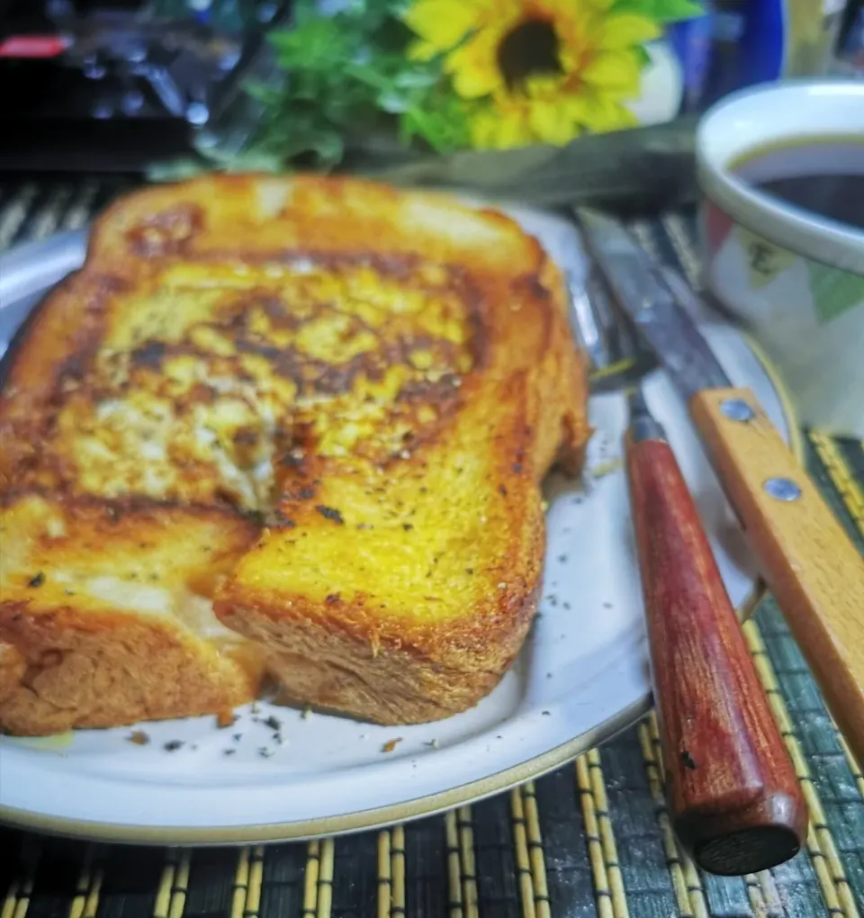 手作り食パンを使った👍
フライパンでたまごチーズトースト🙂👍|ペンギンさん