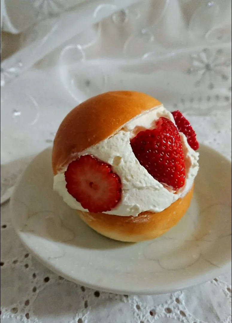 佐野未起さんの料理 鬼のツノ立ち！バタークリーム並 エンゼルクリームに近くはなりましたが ミスドでバイトする次男に「まだまだだなぁ」と言われたエンゼルクリームもどき レシピ改正！#エンゼルクリーム    でマリトッツォ|高野裕子さん