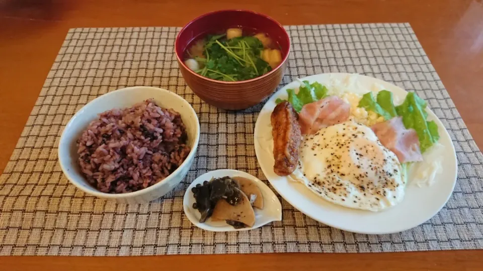 Snapdishの料理写真:☆ベーコンエッグ 
☆三つ葉の味噌汁
☆タケノコ佃煮
☆黒米入りごはん|chikakoさん