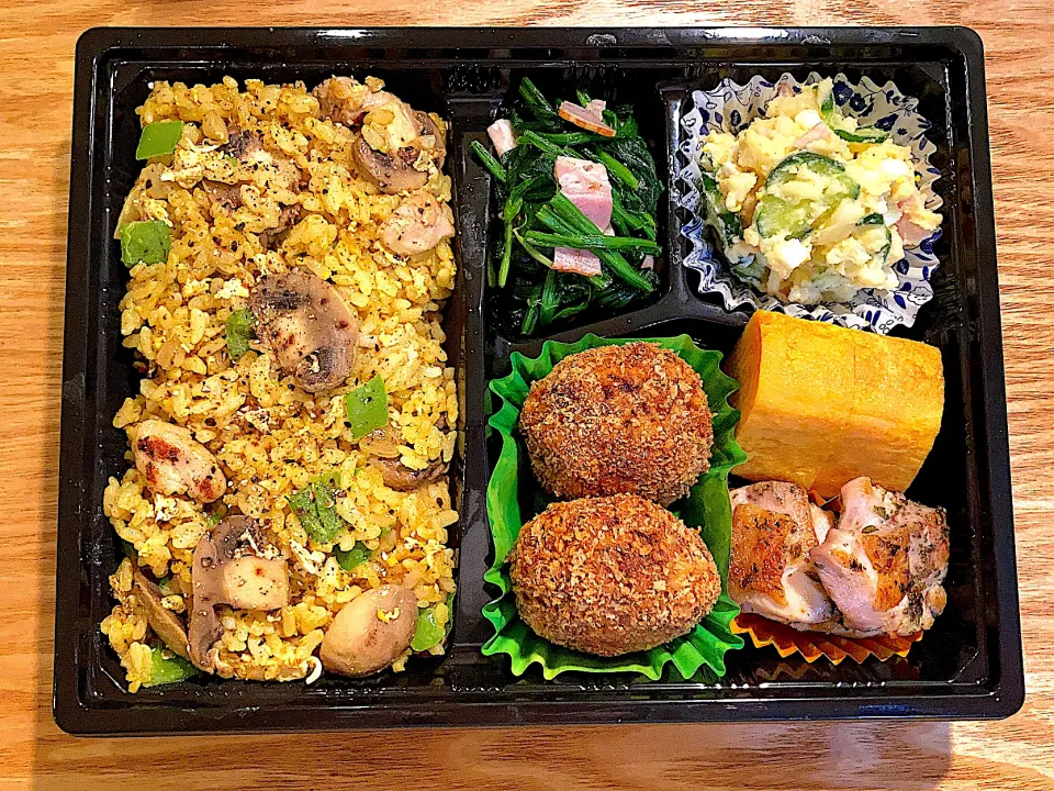 Snapdishの料理写真:カレーチャーハン　メンチカツ　ハーブチキン　ほうれん草ベーコンバター　ポテサラ弁当|あぐりさん