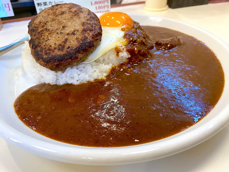 Snapdishの料理写真:ハンバーグカレー🍛目玉焼きトッピング🍳中辛🔥|buhizouさん