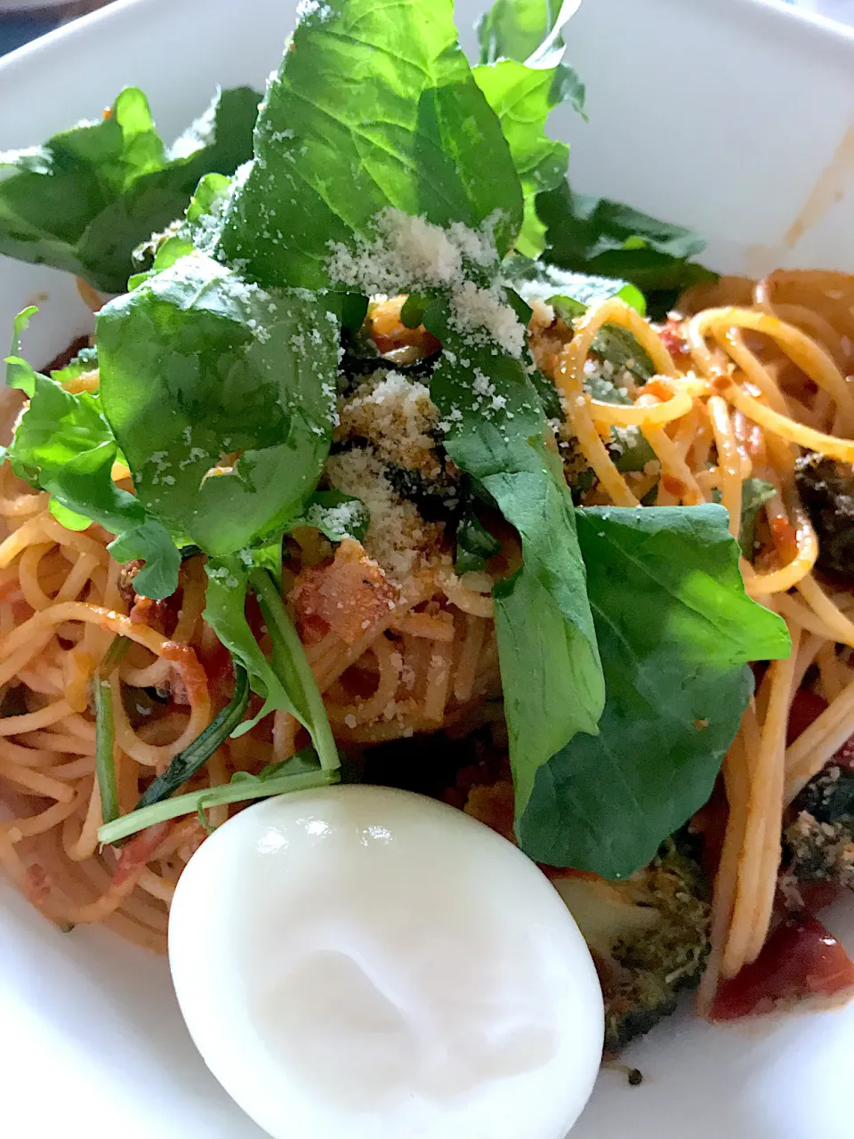 今週の残り野菜🥦🥬でトマトソースパスタ🍝ルッコラとゆでたまご🥚添え😋|ノムリエさん