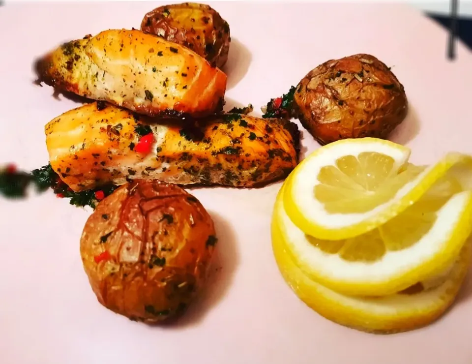  salmon with potatoes|Andreea Geaninaさん