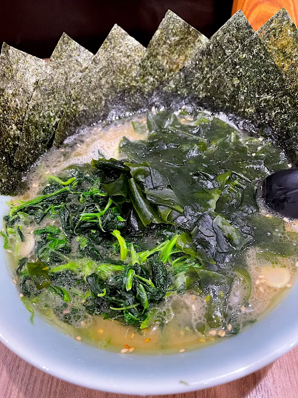 Snapdishの料理写真:千家のわかめラーメン海苔れん草増し＠横浜 根岸|Yasuhiro Koikeさん