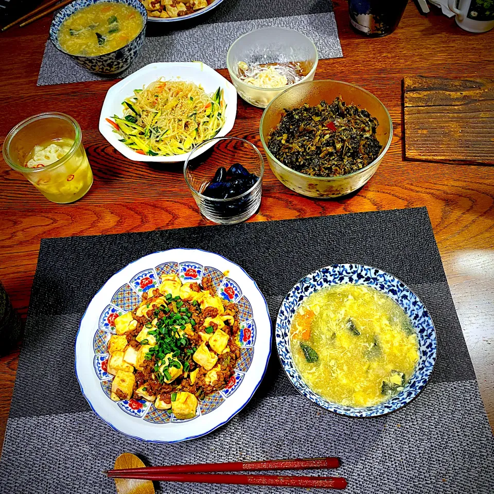 麻婆豆腐、春雨の中華サラダ、野菜立っぶり玉子スープ、常備菜  高菜漬けのピリ辛煮付け、漬物|yakinasuさん