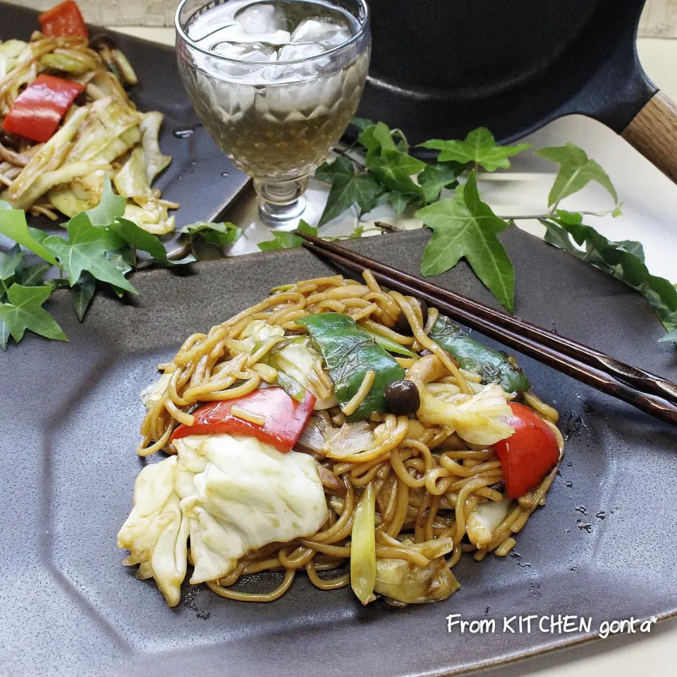 残り野菜で作る🥬焼きそばをバーミキュラフライパン🍳で試してみた‼️﻿|gonta*さん