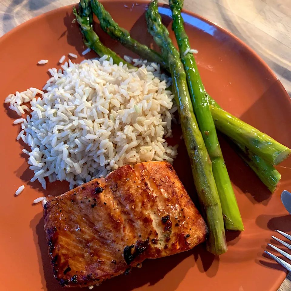 Snapdishの料理写真:Salmon, asparagus, brown rice|kayoさん