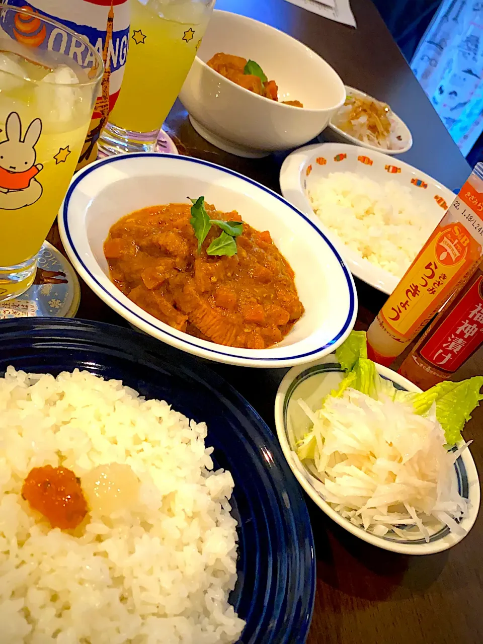 スパイスブレンドしてチキンカレー🍛　クコの葉　きざみ福神漬&らっきょう  大根サラダ　醤油&りんごのドレッシング🍎　オランジーナ🍹|ch＊K*∀o(^^*)♪さん