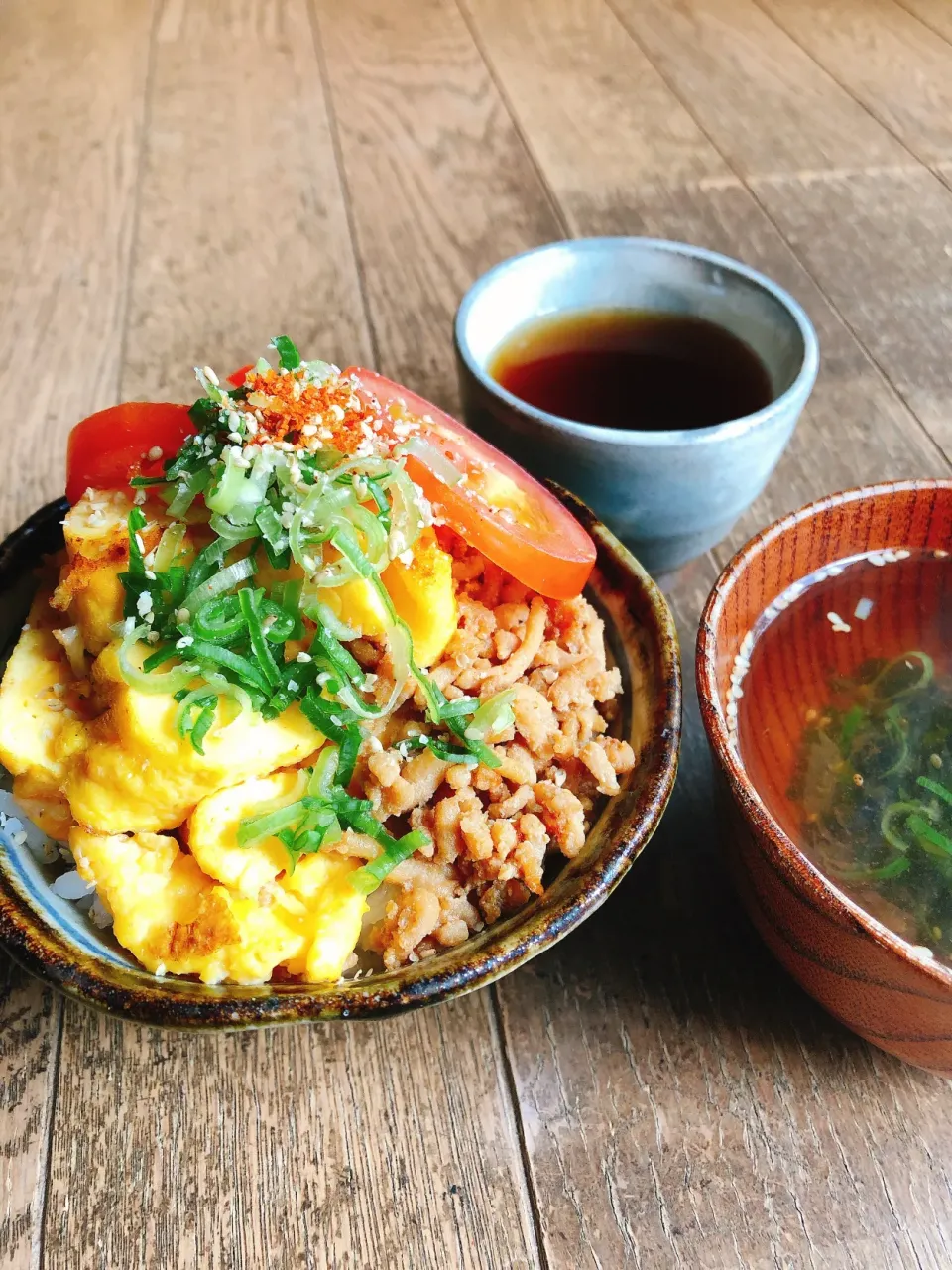 Snapdishの料理写真:厚焼き玉子とそぼろ丼|しんさんさん